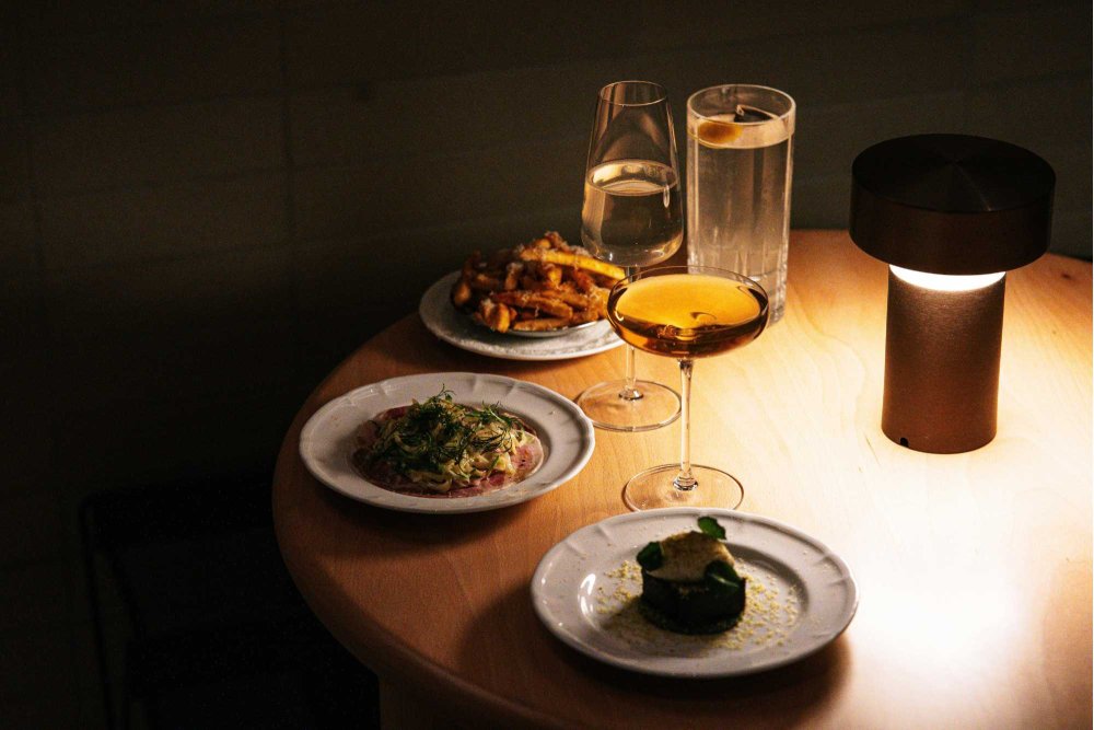 Stlmené osvetlenie v kuchyni pri jedle