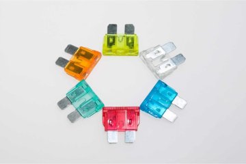 Čo znamená označenie poistiek v aute?