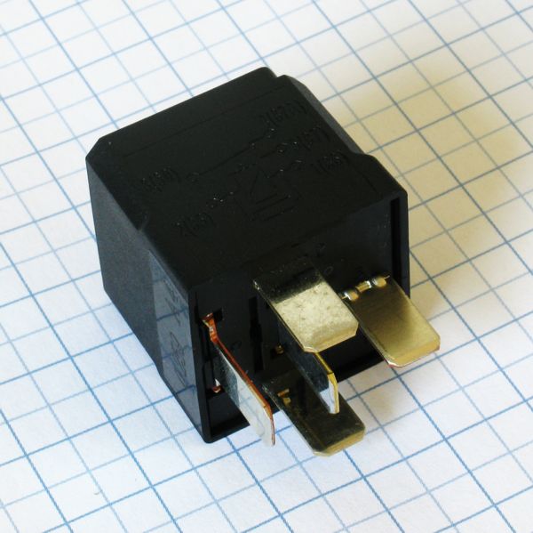 Hella Relé prepínacie 24V 10A/20A s  odporom/4RD 933 332-611