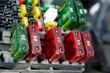 Aké typy poistiek do auta existujú a ako vymeniť vypálenú poistku?