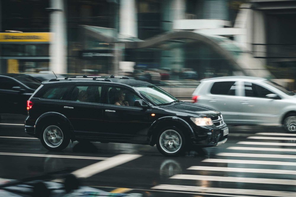 Auta s denným svietením
					v premávke