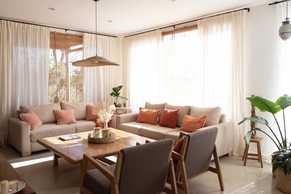 Obývacia izba so stropným svietidlom